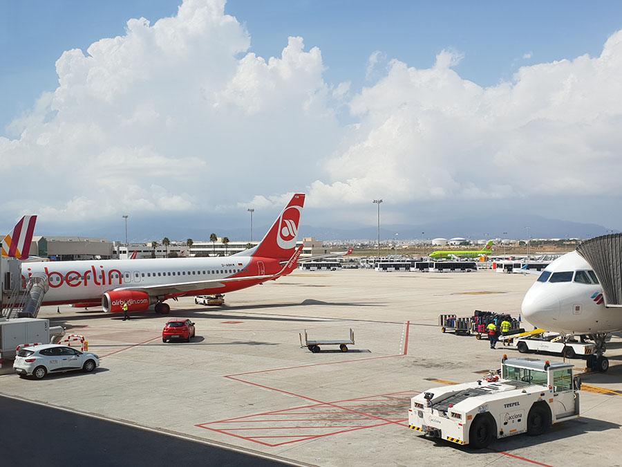 Ausblick Raucherbereich Flughafen Palma nach Sicherkeitskontrolle - Check-In