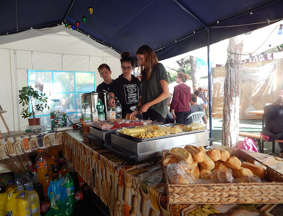 Jugendreisen Blanes - Spanien Costa Brava  Essen im Camp