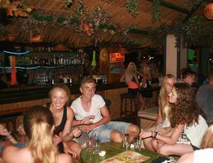 Calella Nachtleben in der Bar mit Jugendlichen