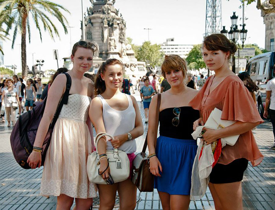 Jugendreisen Ausflug Barcelona - Jugendliche beim Bummeln