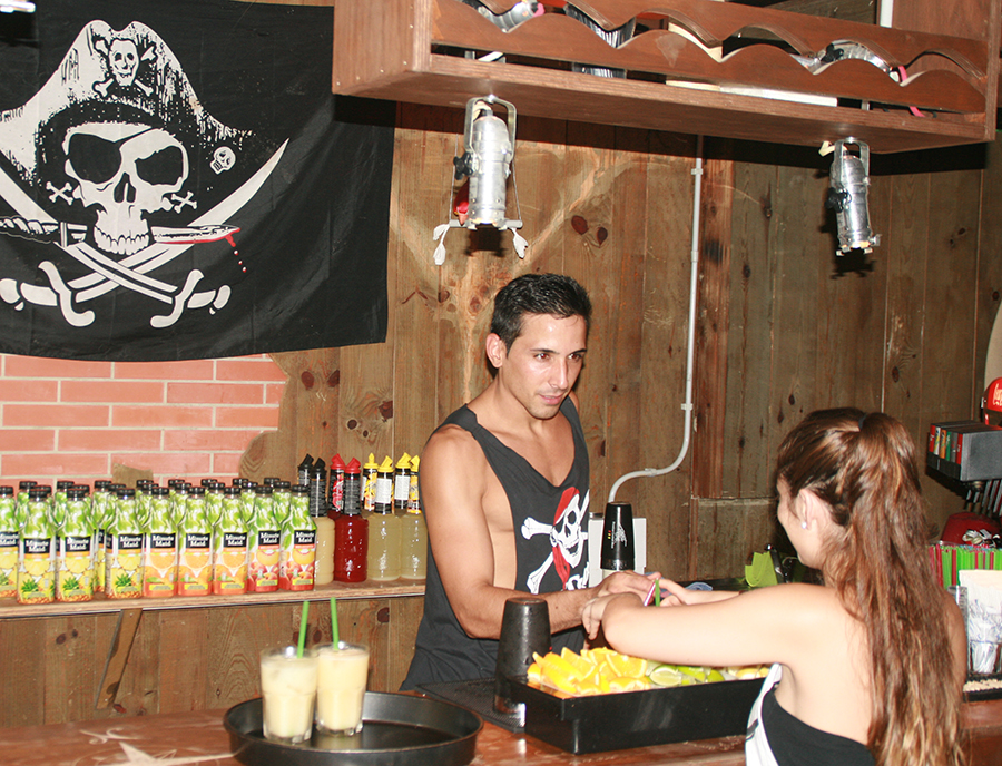 Jugendreisen Calella Spanien-Barkeeper Partyabend