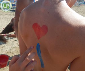 Bodypainting am Strand von Rimini bei einer Jugendreise