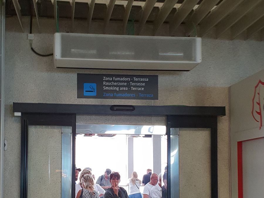 Rauchen Flughafen Palma nach Sicherkeitskontrolle - Check-In Eingang