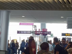 Gate C43 - Rauchen Flughafen Palma nach Sicherkeitskontrolle - Check-In