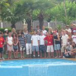 Jugendreisen - Unterkünfte Hotel Gruppenbild am Pool