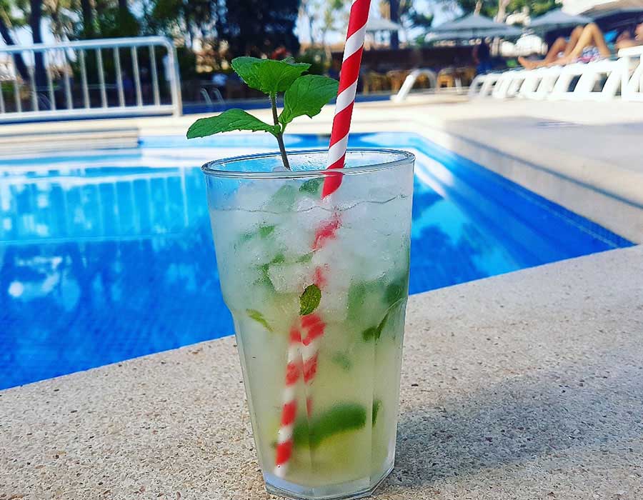 Cocktail am Pool Hotel Palma de Mallorca im September