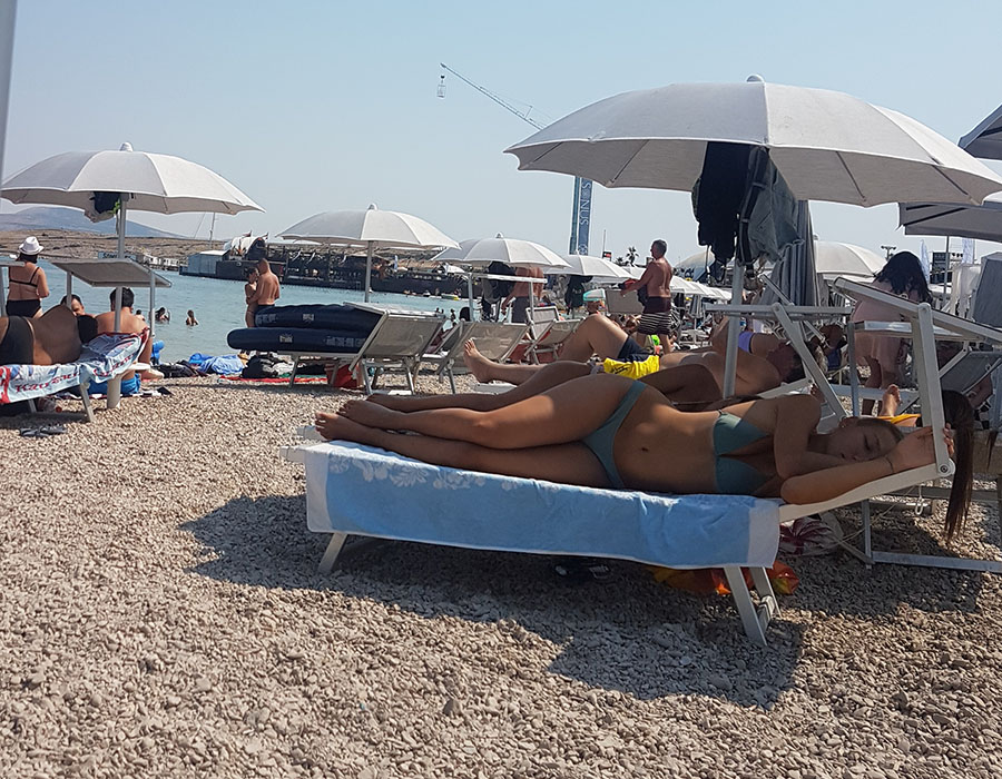 Informationen Zrce Beach Partystrand Novalja in Kroatien Chillen mit Liege gemietet