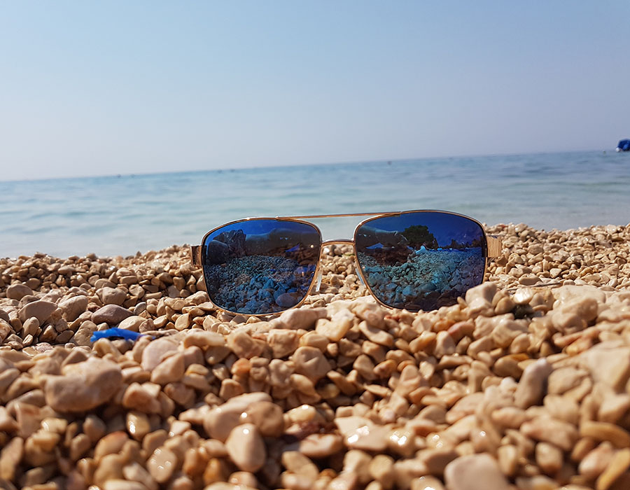 Jugendreisen Novalja Kroatien Informationen Sonnenbrille am Strand