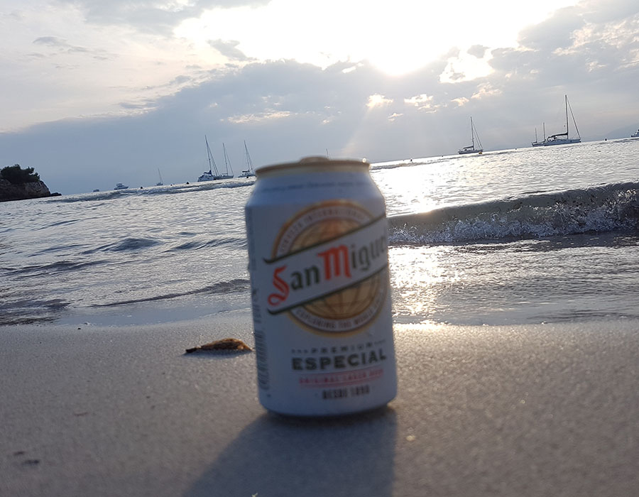 Partyurlaub im September Mallorca -Bierdose bei Sonnenuntergang