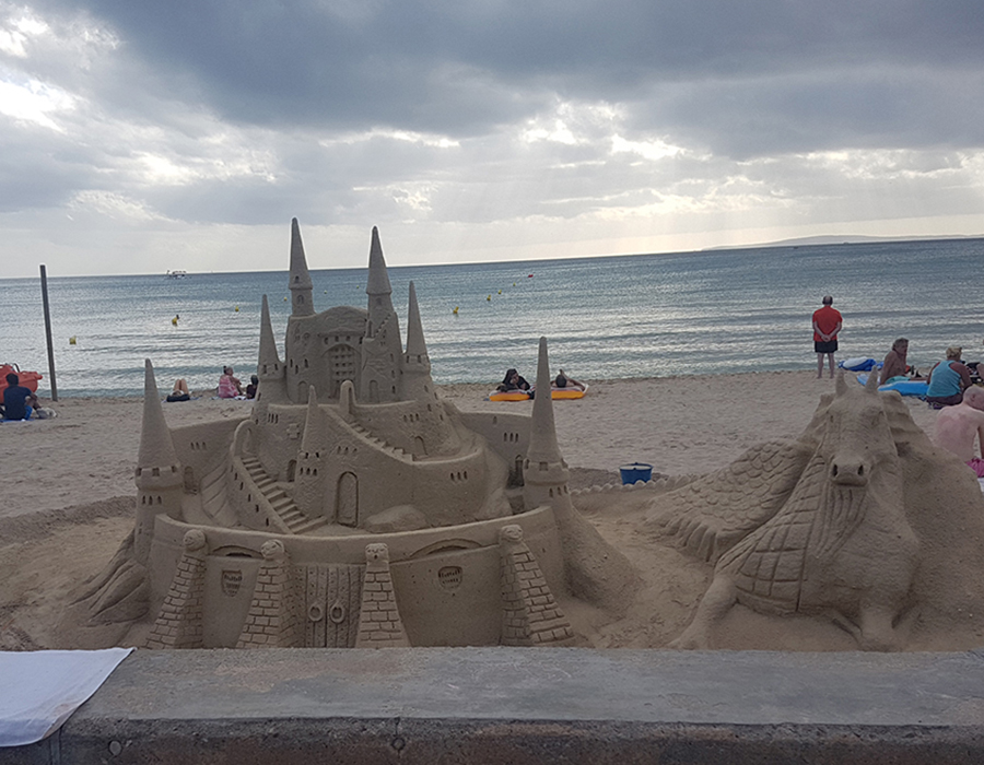 Partyurlaub im September Mallorca Strandkunst