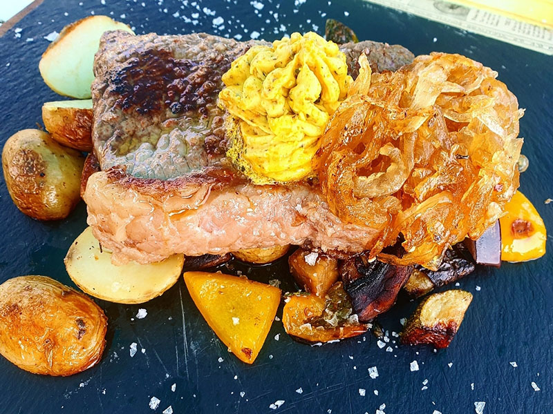 Angus Steak mit Zwiebel und Kartoffeln im Cafe Träumeria