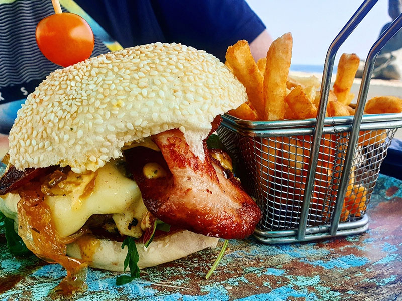 Burger mit Speck im Cafe Träumeria