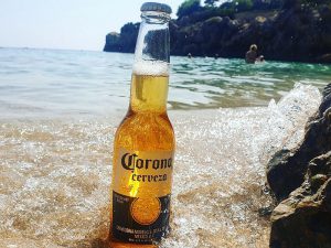 Cala Gat die Bucht in Cala Ratjada hier mit Corona Bier