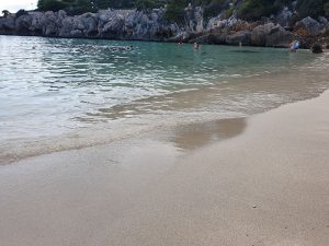 Feiner Sandstranda in der Bucht Cala Gat von Cala Ratjada auf Mallorca