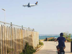 Flugzeug und E-Roller auf Mallorca im September
