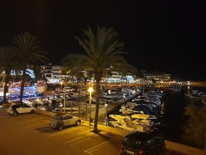 Hafen von Cala Ratjada bei Nacht