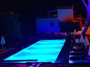 Pool vom Hotel Clumba bei Nacht