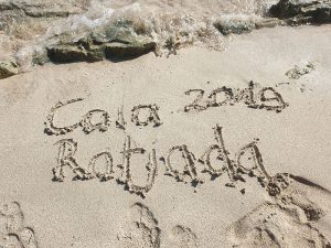 Schriftzug Cala Ratjada 2019 im September im Sand
