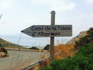 Straße und Schild beim Cap Formentor auf Mallorca