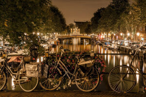 Typisches Bild für Amsterdam hier Fahrräder am Kanal