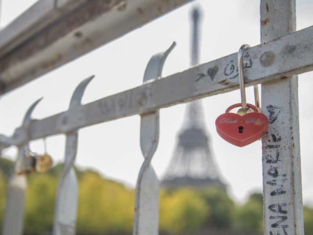 Beliebte Tradition bei einer romantischen Städtereise nach Paris in Frankreich - Schloss mit Initialien