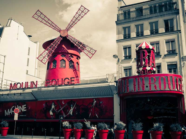 Das Moulin Rouge Pariser Rotlichtviertel von außen