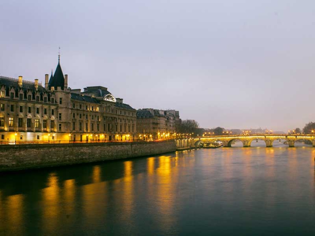 Die Seine in Paris am Abend