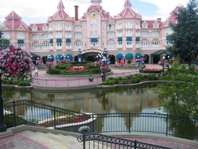 Disneyland von außen Ausflug Städtereisen Paris