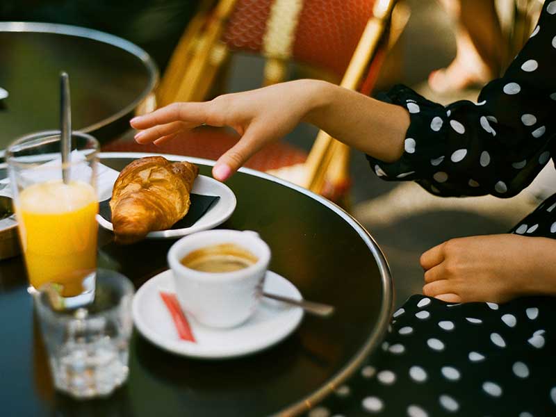 Klassisches Pariser Frühstück mit Croissant