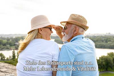 Rehabilitationssport Definition Voraussetzungen und Ziele hier älteres Paar mit Lebensfreude