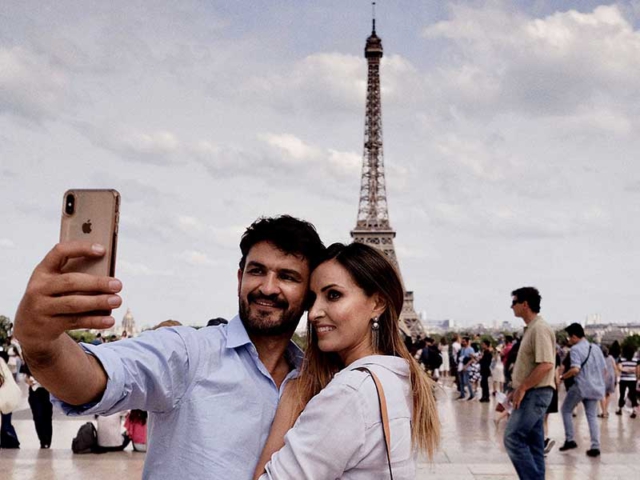 Verliebtes Paar vor dem Eiffelturm - Städtetrip