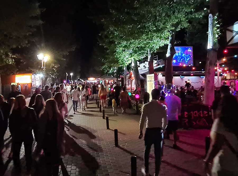 Belebte Partymeile Siofok am Balaton ohne Corona Auflagen 2021