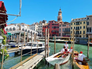 Touristenpfad Venedig Ankunft an der Rialtobrücke