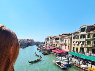 Venedigs Wahrzeichen die Rialtobrücke am Canal Grande