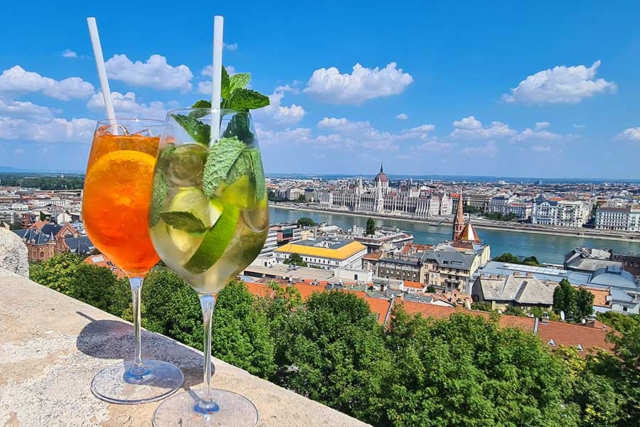 Ausblick mit Drinks auf Donau und das Parlamentsgebäude von der Fischerbastei Budapest