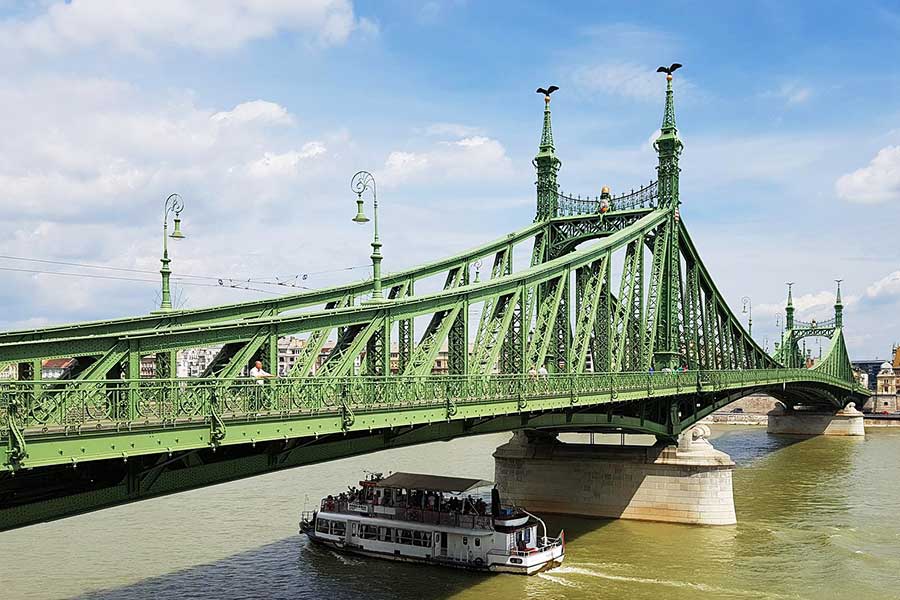Freiheitsbrücke zur großen Markthalle an der Donau von Budapest