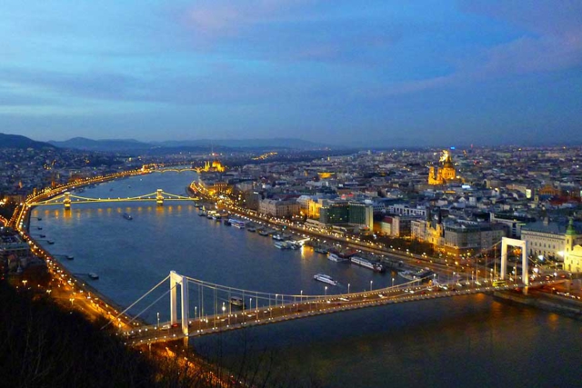 Kettenbrücke und Freiheitsbrücke in Budapest am Abend