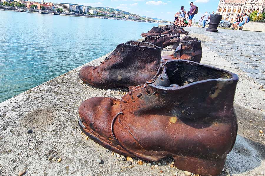 Mahnmal Schuhe am Donauufer - Cipők a Duna-parton - Tagesausflug Budapest