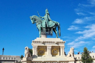 Reiterstatue von König Stephan zwischen der Matthias Kirche und Fischerbastei in Budapest