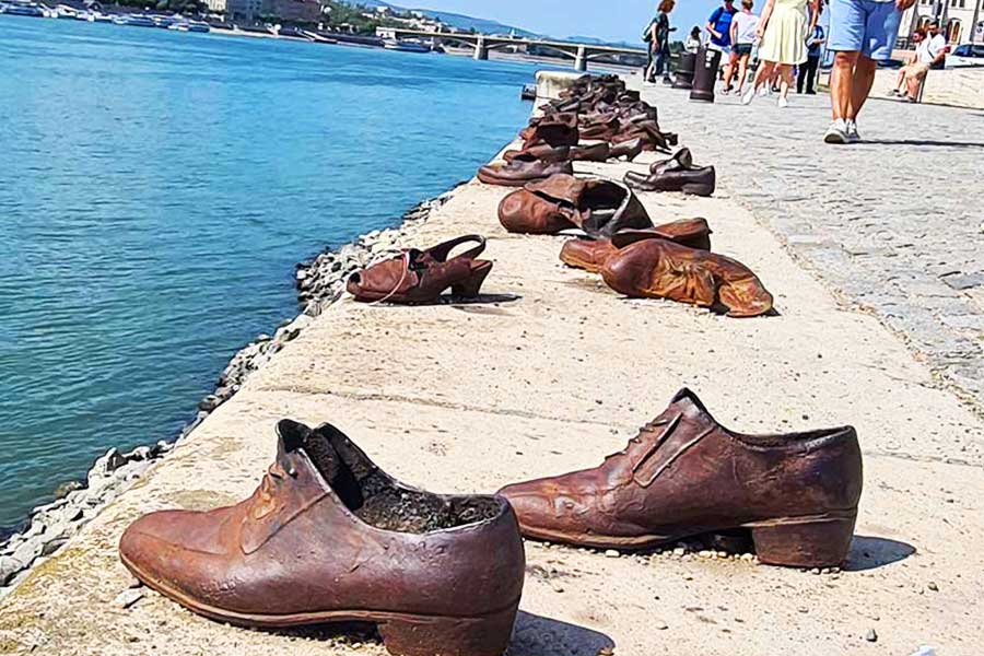 Schuhe am Donauufer - Sehenswürdigkeiten Tipps Budapest