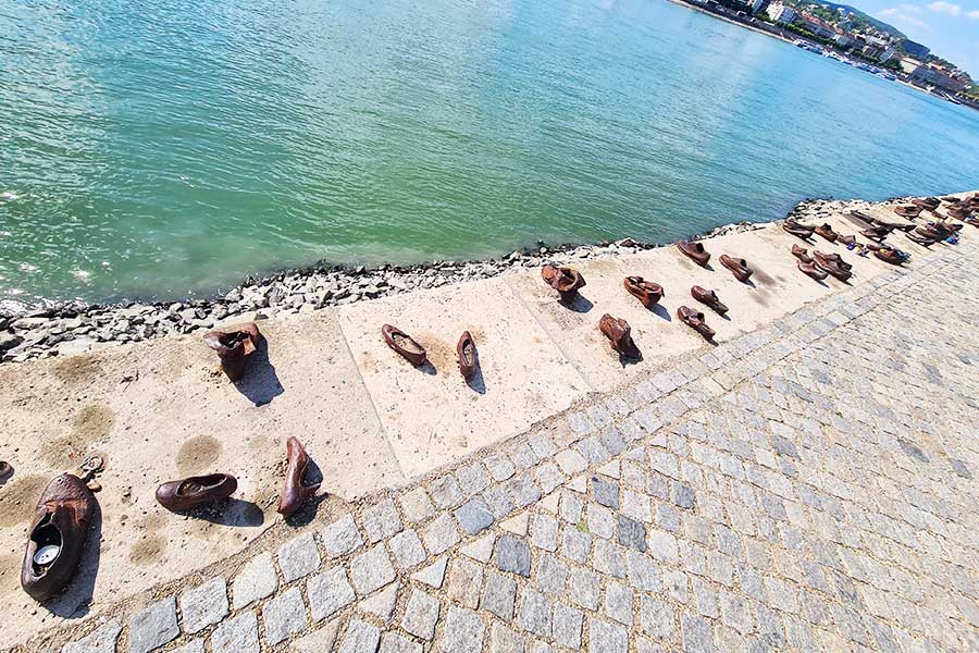 Schuhe am Donauufer - Sehenswürdigkeiten Tagesausflug Budapest
