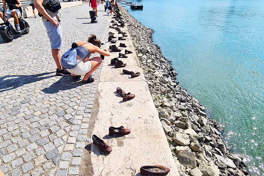 Sehenswürdigkeiten Tagesausflug Budapest - Schuhe am Donauufer