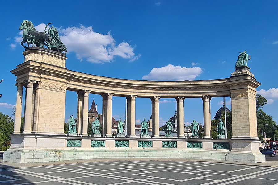 Statuen der Helden Ungarns - Heldenplatz Budapest