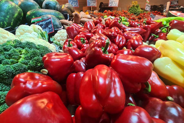 Ungarische Paprika Obst und Gemüse Angebote in der großen Markthalle von Budapest
