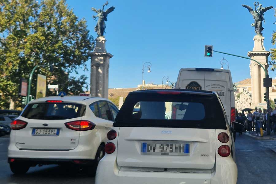 Autoverkehr in Rom Italien bei eigener Anreise mit dem Auto