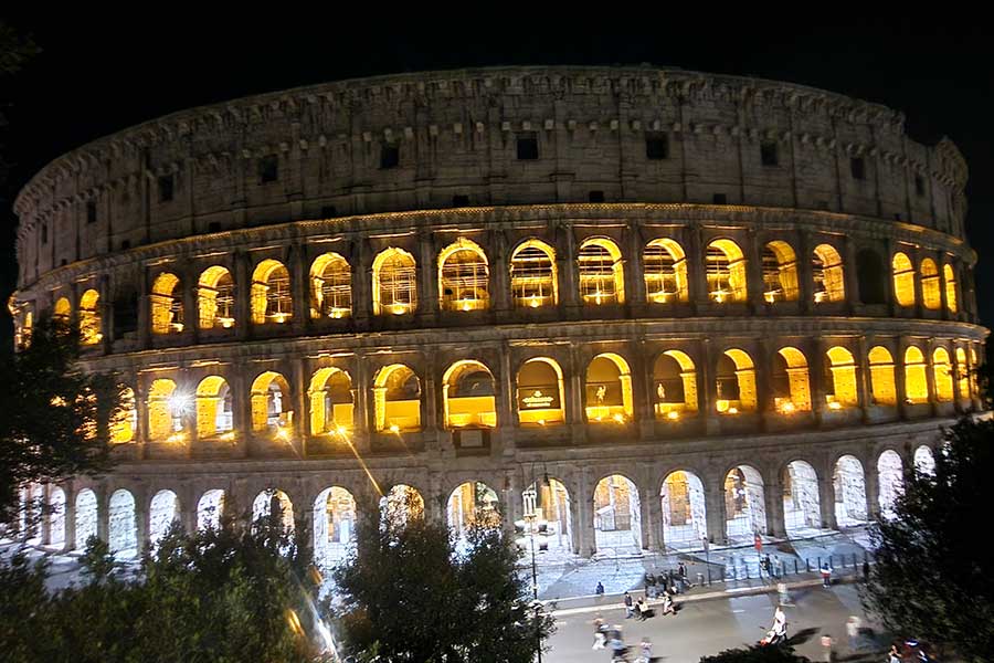 Das Kolosseum bei Nacht Sehenswürdigkeiten Städtetrip nach Rom im Oktober