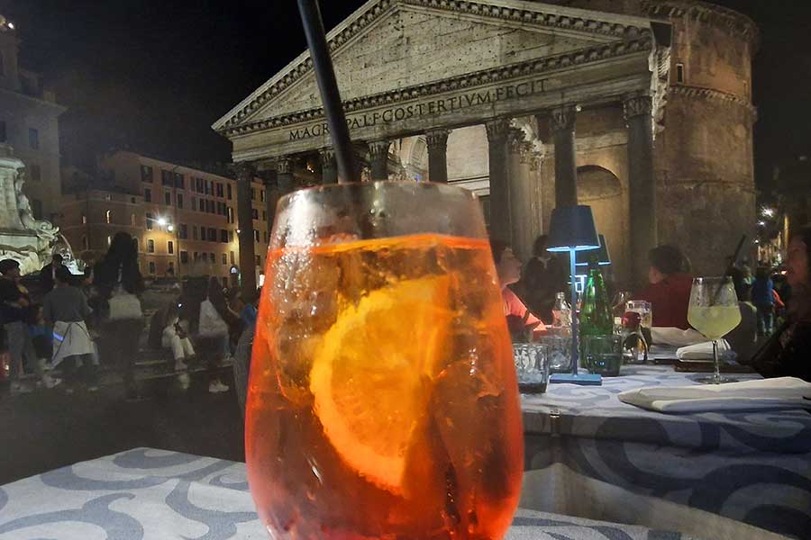 Essen und Trinken vor dem Pantheon in Rom