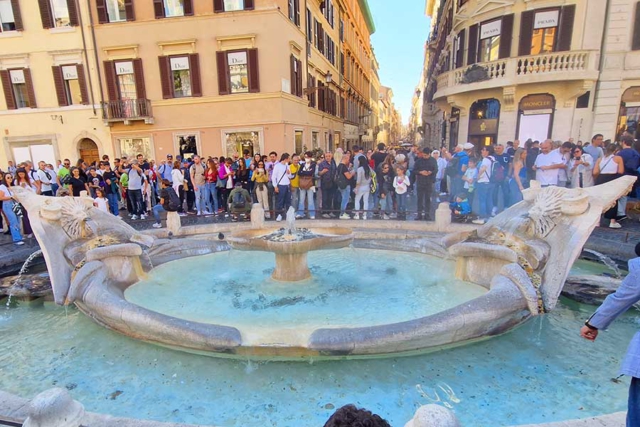Fontana della Barcaccia – Barkassenbrunnen vor der spanischen Treppe in Rom