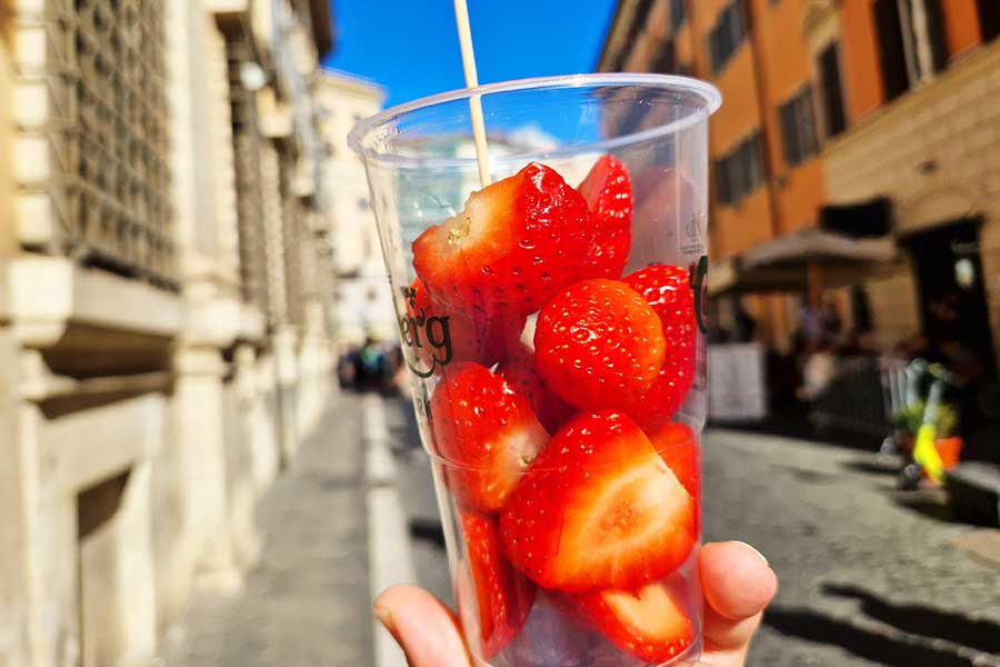 Frische Erdbeeren in den Straßen Roms