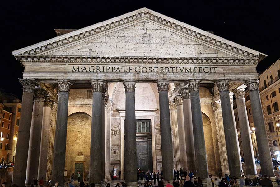 Historische Sehenswürdigkeiten in Rom hier das Pantheon bei Nacht